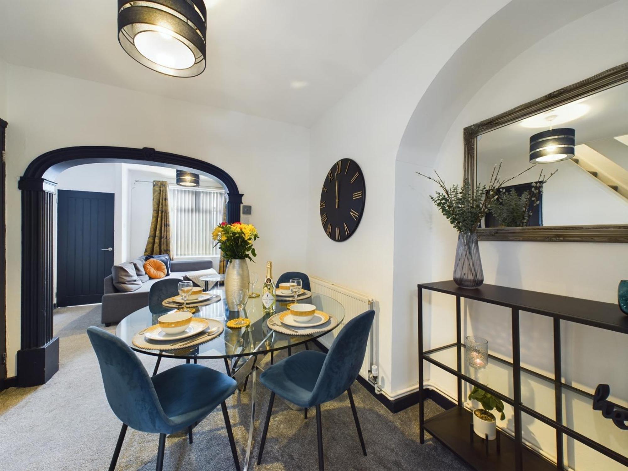 Apartment Charming Anfield Apartments: Family-friendly Near Center *