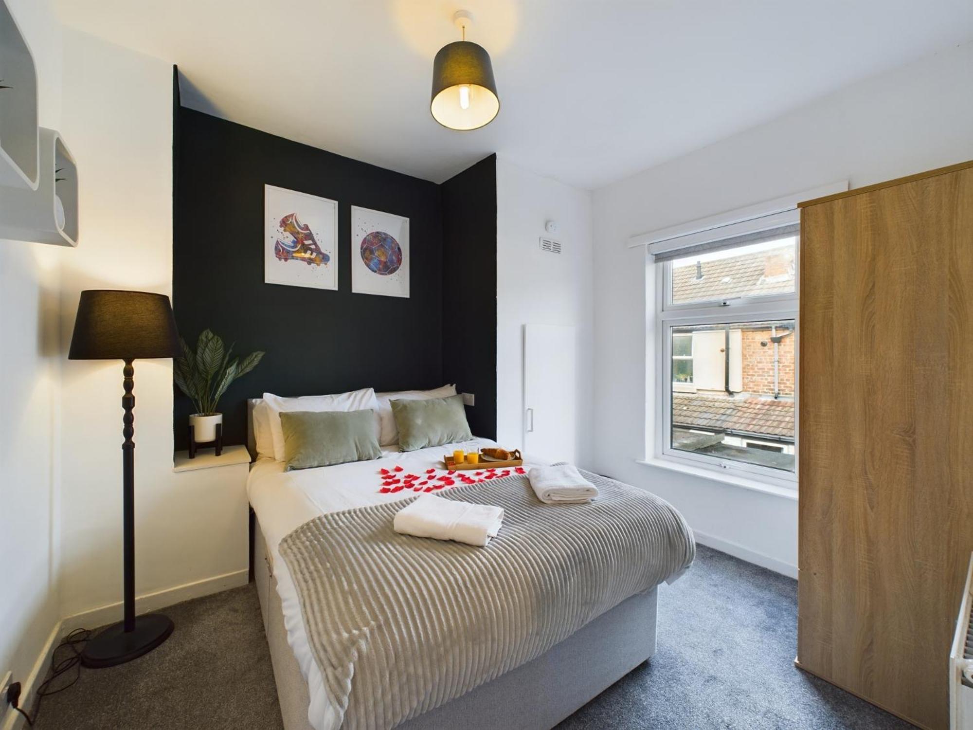 Charming Anfield Apartments: Family-friendly Near Center