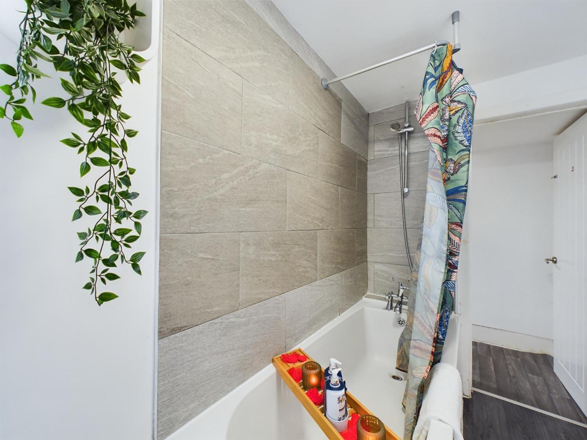 Charming Anfield Apartments: Family-friendly Near Center Apartment *